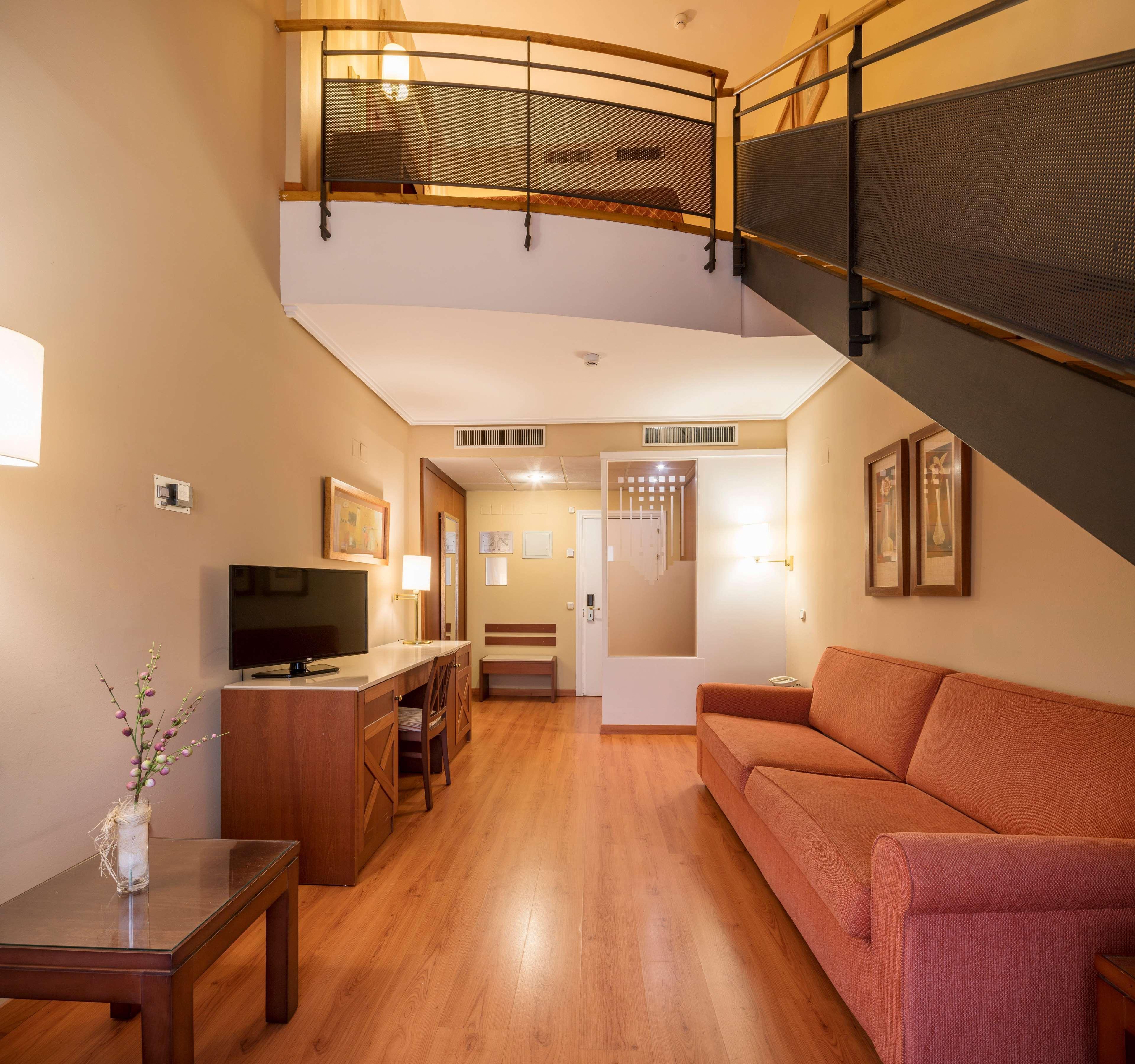 Hotel Ilunion Alcora Sevilla 4*